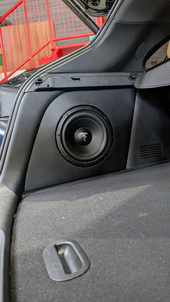 Установка сабвуфера Focal в багажник — стелс-инсталляция