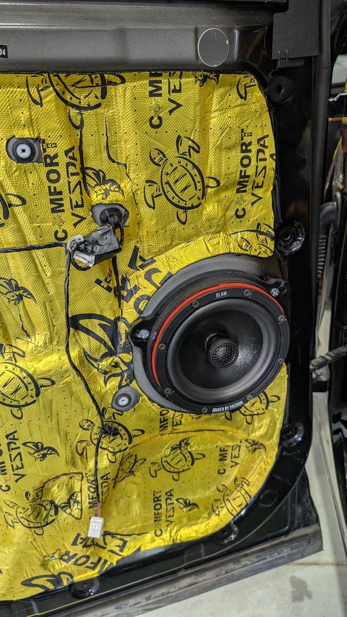 Замена динамиков BLAM в дверь с шумоизоляцией Comfort Vespa