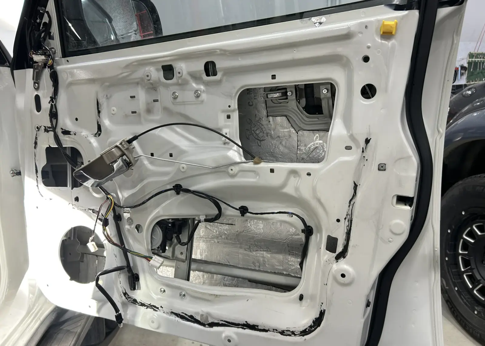 Комплексная шумоизоляция Mitsubishi Pajero фото 3