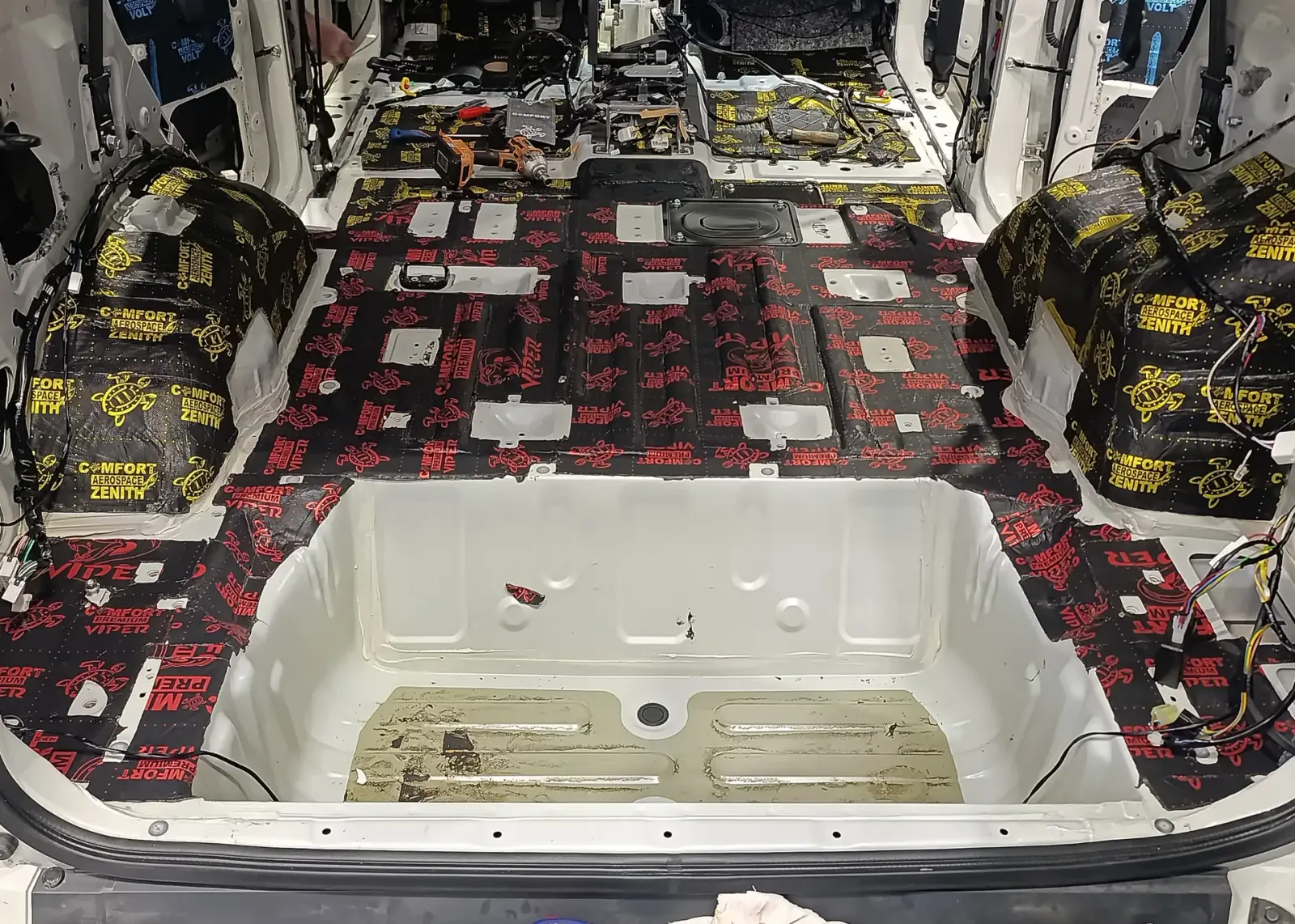 Комплексная шумоизоляция Mitsubishi Pajero фото 25